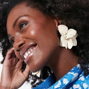 ✨️🤍 Piper K  Cream Floral Leather Orchard Flower Drop Earrings ✨️